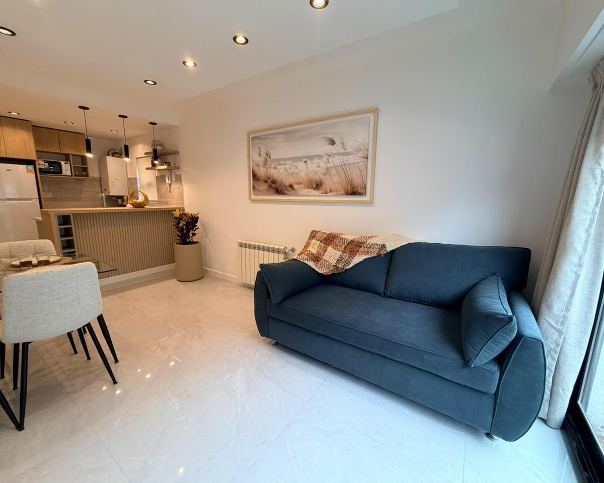 Excelente departamento de 3 ambientes a la calle, con balcón francés