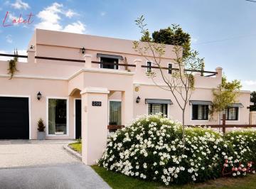 Casa · 230m² · 5 Ambientes · 2 Cocheras · Venta Casa en Miramar