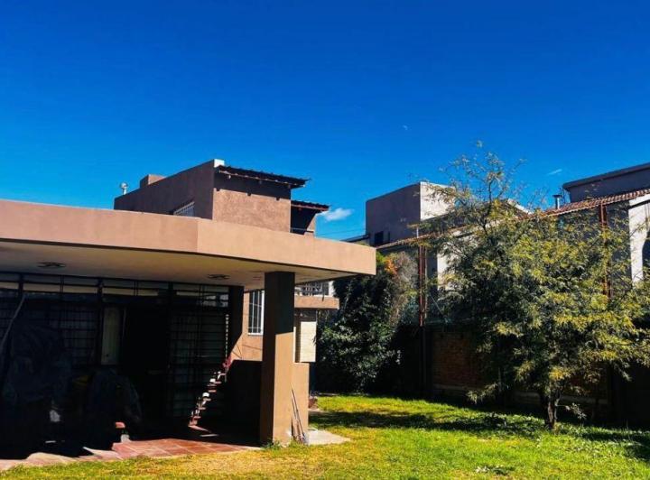 Casa · 210m² · 6 Ambientes · 4 Cocheras