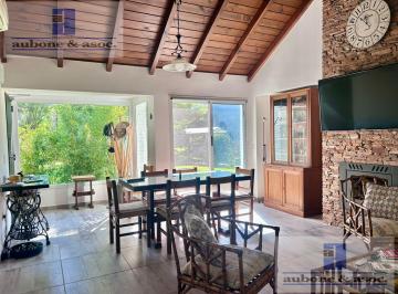 Casa · 120m² · 3 Ambientes · 2 Cocheras · Encantadora Casa de Campo Contemporánea, Luminosa y Totalmente Renovada