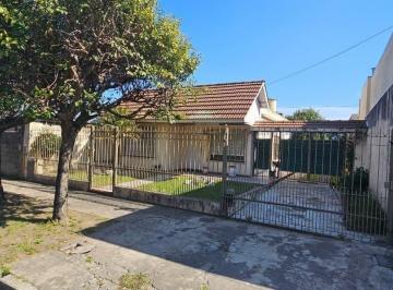 Casa de 3 ambientes, Lomas de Zamora · Casa en Venta 3 Ambientes Banfield Apto Crédito Jardín Cochera