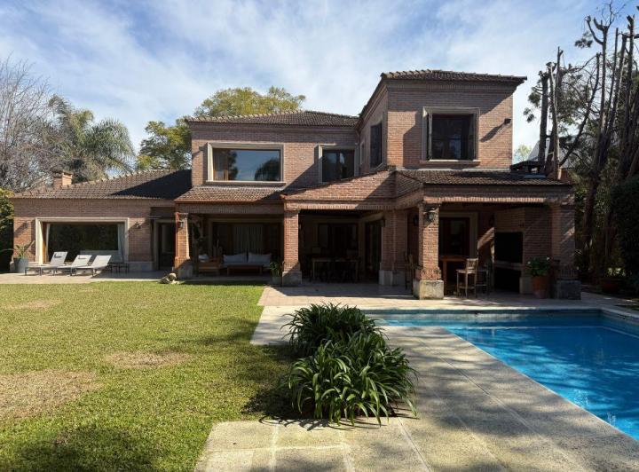Casa · 350m² · 9 Ambientes · 2 Cocheras