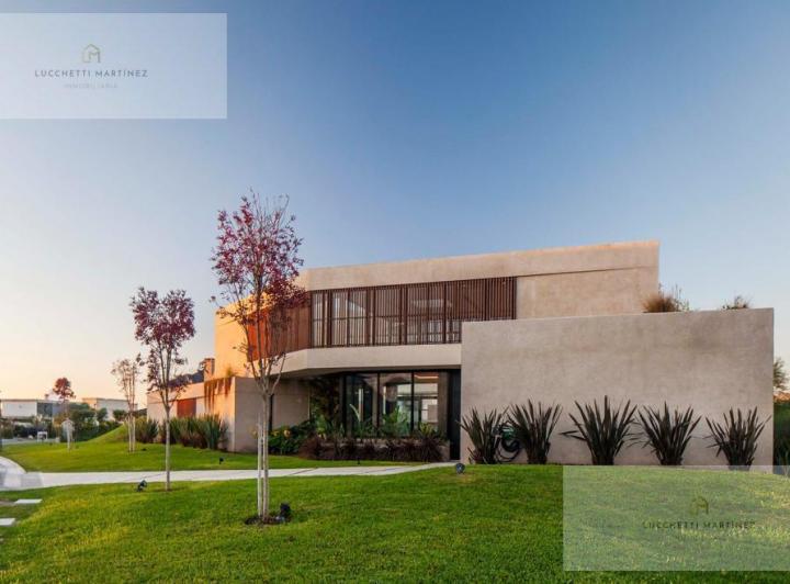 Casa · 278m² · 5 Ambientes · 8 Cocheras