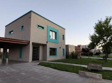 tokko-foto-1 · Venta Casa 4 Ambientes, 3 Dorm., 3 Baños y Garage en Barrio Laguna Azul - Spegazzini