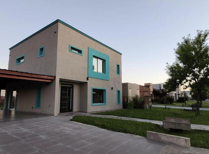 Casa · 125m² · 4 Ambientes · 2 Cocheras