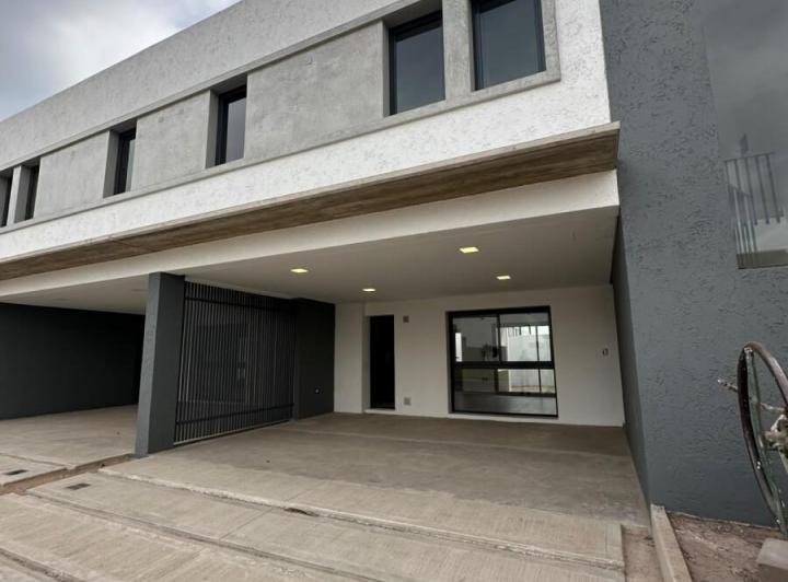 Casa · 133m² · 10 Ambientes · 2 Cocheras