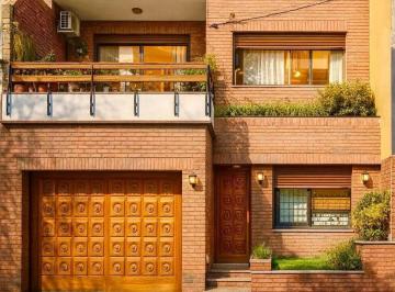 Casa · 216m² · 6 Ambientes · 2 Cocheras · Casa 6 Amb, Cochera, Parrilla y Terraza
