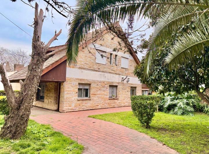Casa · 233m² · 5 Ambientes · 2 Cocheras