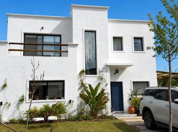 Casa · 127m² · 6 Ambientes · 2 Cocheras · Casa en Alquiler en Vila Marina 2 - Villanueva