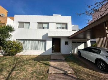 Casa de 8 ambientes, Córdoba · Excelente Casa en Venta de 3 Dorm. en Barrio Claros del Bosque