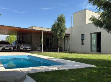 Casa · 136m² · 4 Ambientes · 2 Cocheras · Casa - Rodeo de La Cruz