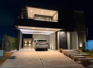 Casa · 360m² · 6 Ambientes · 2 Cocheras · Casa en Rodeo del Medio