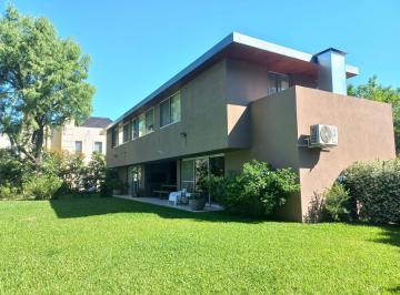 Casa · 1151m² · 6 Ambientes · 2 Cocheras · Casa Barrio Altamira Venta