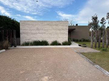 Casa de 4 ambientes, Pilar · Casa de Estilo Contemporáneo en Barrio Guido