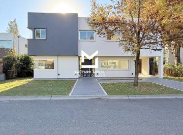 Casa · 410m² · 5 Ambientes · 3 Cocheras · Casa Venta 4 Dorm. Barrio Cerrado Casco de Álvarez Francisco Álvarez Moreno