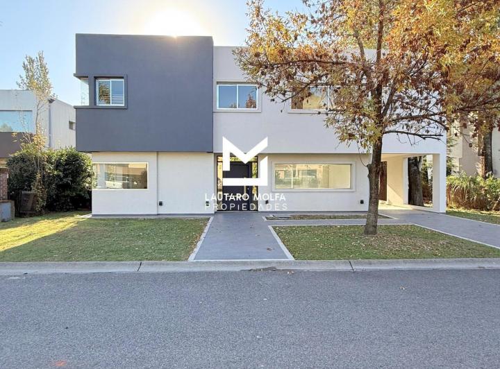 Casa · 410m² · 5 Ambientes · 3 Cocheras