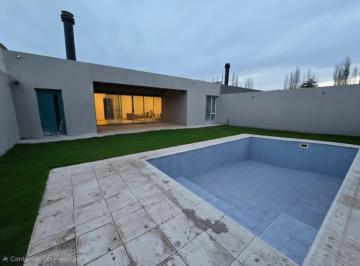 Casa · 141m² · 4 Ambientes · 2 Cocheras · Venta Casa en La Consuelo Mas Pileta a Estrenar.