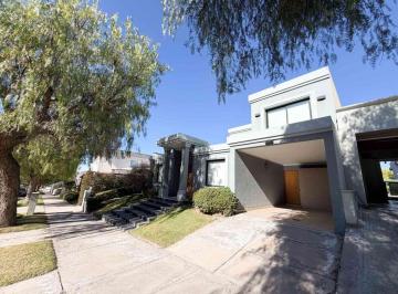 Casa · 195m² · 5 Ambientes · 1 Cochera · Casa en Venta Barrio Dalvian