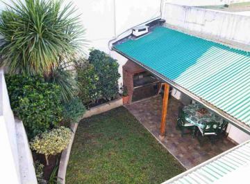Casa · 120m² · 4 Ambientes · 1 Cochera · Venta Casa con Jardín y Terraza V Pueyrredon!