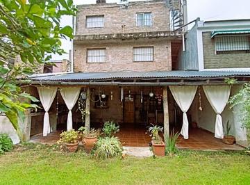 Casa · 183m² · 9 Ambientes · 1 Cochera · Venta Casa + Departamento Cochera Jardin