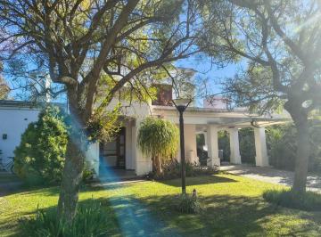 Casa · 337m² · 8 Ambientes · 3 Cocheras · Alquiler. Casa 3 Dorm. Country La Bahia P. E.