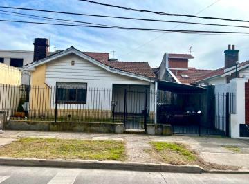Casa de 2 ambientes, San Isidro · Martínez: Chalet a Reciclar en 2 Plantas Sobre Lote de 13,2x26. 3 Dorm., Gran Jardín. 3 Baños.