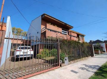 Casa · 197m² · 4 Ambientes · 4 Cocheras · Venta Casa en Castelar 4 Ambientes - Pileta Parque y Quincho - Apta Credito
