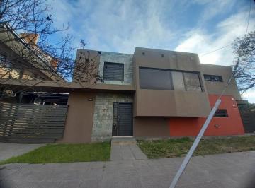 Casa · 80m² · 4 Ambientes · 1 Cochera · Dúplex 2 Dorm. con Cochera y Patio con Asador – Villa Allende