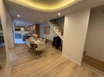 Casa · 223m² · 8 Ambientes · 2 Cocheras · Casa de 3 Dorm. en Venta con Piscina y Quincho en Barrio Lourdes - Rosario