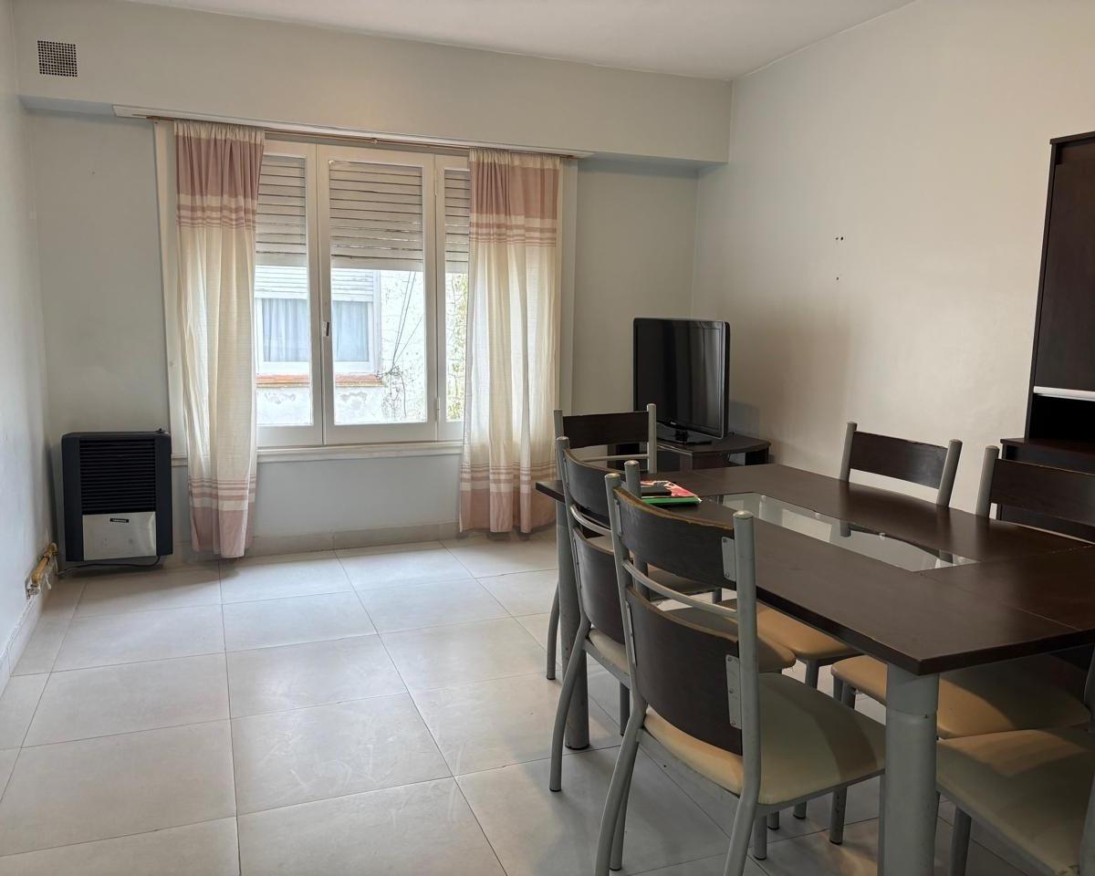 Cómodo departamento de 2 ambientes ubicado en un segundo piso