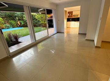Casa · 215m² · 4 Ambientes · 1 Cochera · Casa - Barrio Vicente López