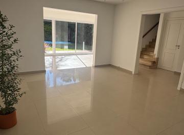 Casa · 215m² · 4 Ambientes · 1 Cochera · Casa - Barrio Vicente López