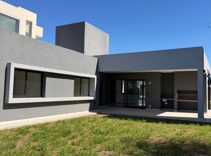 Casa · 179m² · 4 Ambientes · 2 Cocheras