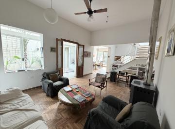 Casa · 232m² · 7 Ambientes · 1 Cochera · Increible Casa en Parque Chas con Jardin!