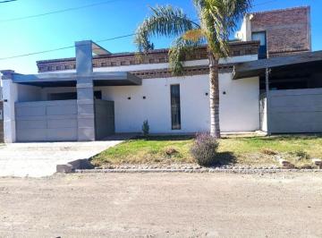 Casa de 7 ambientes, Rodeo de la Cruz · Exclusiva Casa de Estilo Rustico y Vanguardista en Barrio Privado Jardines del Puente