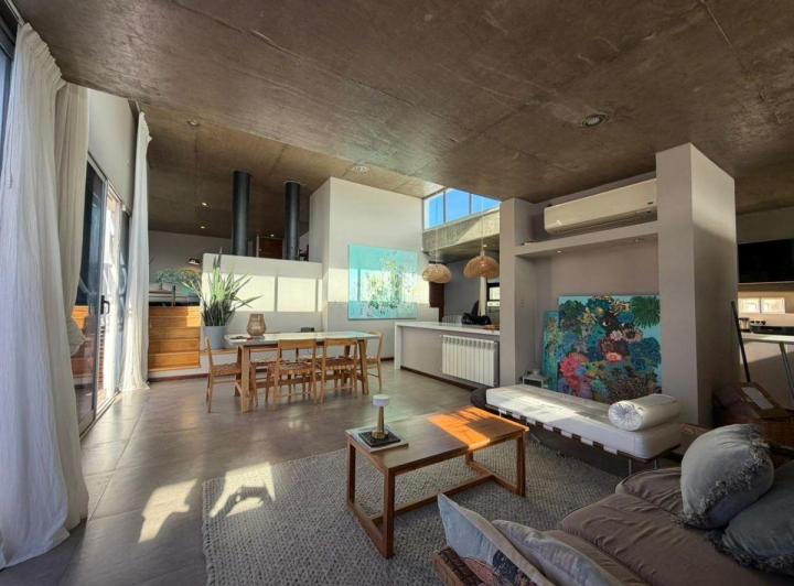 Casa · 230m² · 4 Ambientes · 1 Cochera