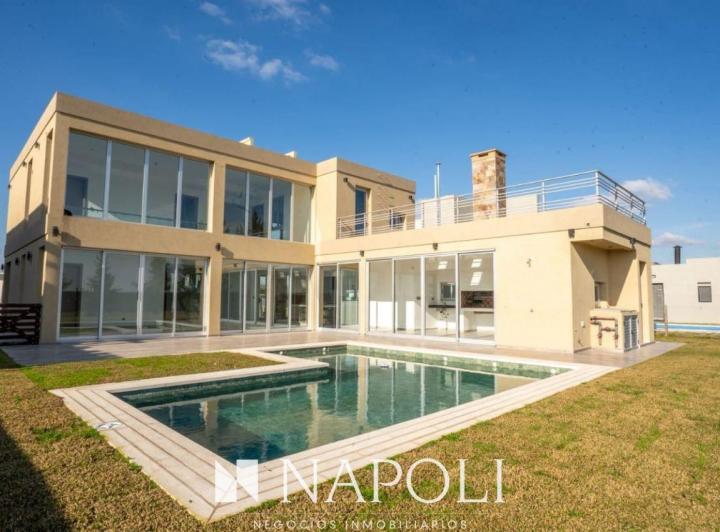 Casa · 236m² · 6 Ambientes · 2 Cocheras