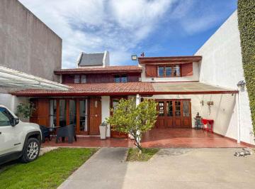 Casa · 200m² · 5 Ambientes · 2 Cocheras · Venta Casa 5 Ambientes en Mdp - Patio + Cochera
