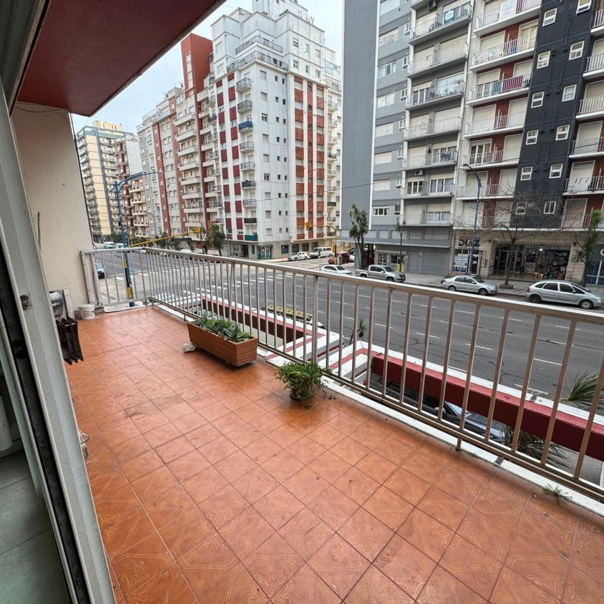 Depto 4 amb con dependencia, 115m², Güemes, cochera y balcón