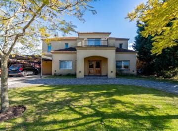 Casa · 249m² · 5 Ambientes · 2 Cocheras · Venta Casa a La Laguna en Barrio Santa Catalina