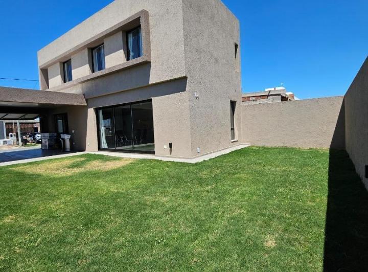 Casa · 160m² · 4 Ambientes · 2 Cocheras