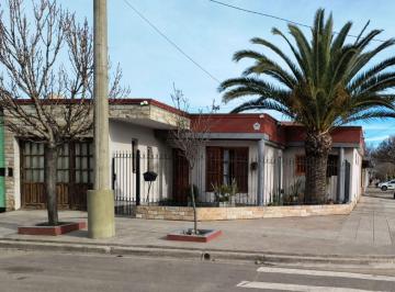 Casa · 130m² · 4 Ambientes · 2 Cocheras · Casa en Jose Luro 1602 Esquina Mexico