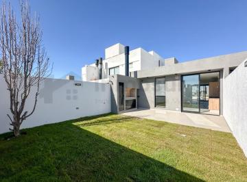 Casa · 93m² · 2 Dormitorios · 1 Cochera · Duplex en Venta 2 Dorm Colinas de Manantiales Frente a Espacio Verde