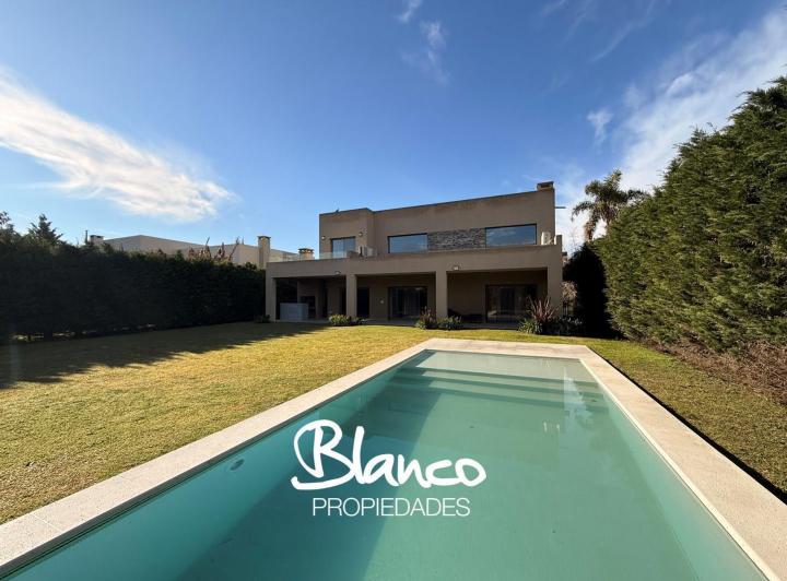 Casa · 350m² · 4 Ambientes · 2 Cocheras