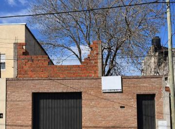 Casa · 50m² · 3 Ambientes · 1 Cochera · Casa en Venta a Refaccionar en Lanus C Lote Propio