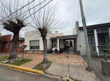 Casa · 5 Ambientes · 1 Cochera · Casa con Cochera y Jardin