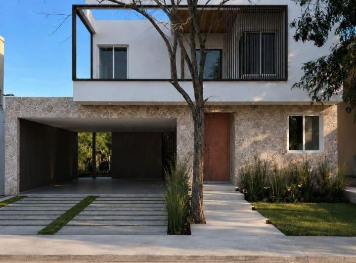 Casa · 242m² · 11 Ambientes · 2 Cocheras