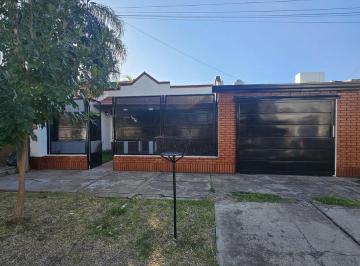Casa · 400m² · 6 Ambientes · 1 Cochera · Casa en Arbo y Blanco 1466