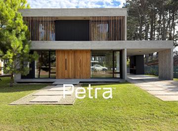 Casa · 200m² · 5 Ambientes · 1 Cochera · Casa en Venta Pinamar - Barrio Pioneros