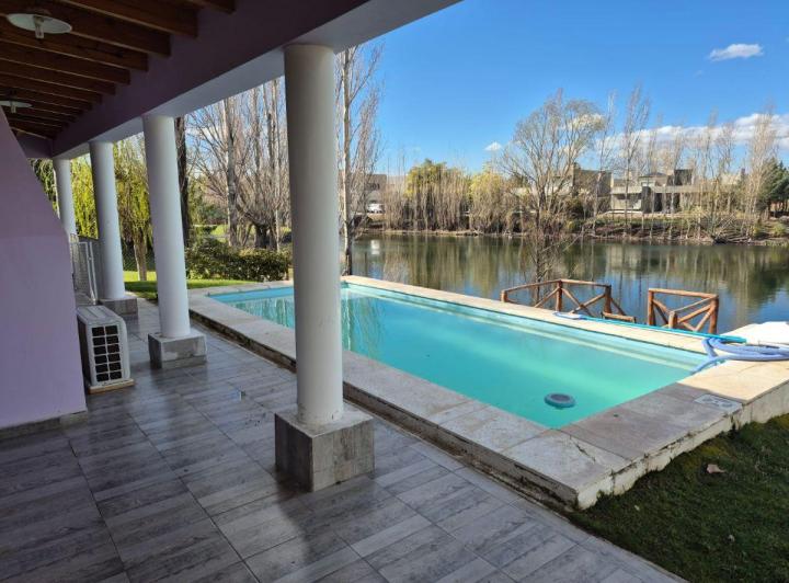 Casa · 220m² · 5 Ambientes · 1 Cochera